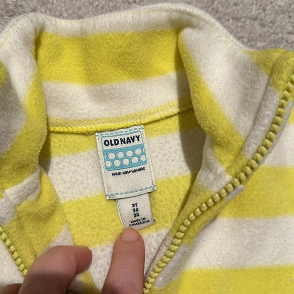 Old navy toddler fleece pullover - Picture 2 of 6